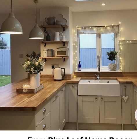 Small Kitchen Diner, Small Country Kitchens, Kitchen Remodel Paint, Kitchen Cabinet Trends, Country Cottage Kitchen, Small Cottage Kitchen, Cosy Kitchen, Welcome To Home, Open Plan Kitchen Living Room