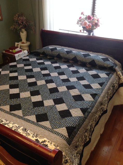 Queen size quilt. Size 84 x 96. Chevron pattern. King Size Quilts, Bed Quilt Patterns, Quilt Crafts, Charity Quilts, Quilts Modern, Quilt Sewing Patterns, Easy Quilt, Man Quilt, Quilt As You Go