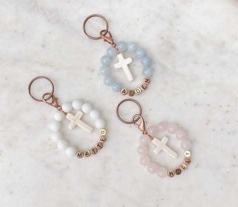 Mini Rosary Beads, Rosary Keychain, Cross Favors, Recuerdos Primera Comunion Ideas, Mini Rosaries, Rosary Jewelry, Christian Bracelets, Baptism Favors, Craft Booth