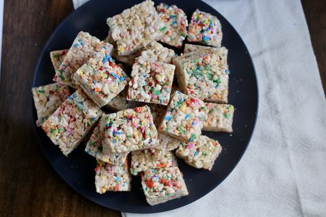 Funfetti Rice Krispie Treats - My Life After Dairy Rice Crispy Cake, Rice Crispy Cereal, Crispy Recipes, Dairy Free Treats, Veggie Snacks, Krispy Treats, Rice Crispy Treats, Dairy Free Dessert, Crispy Treats