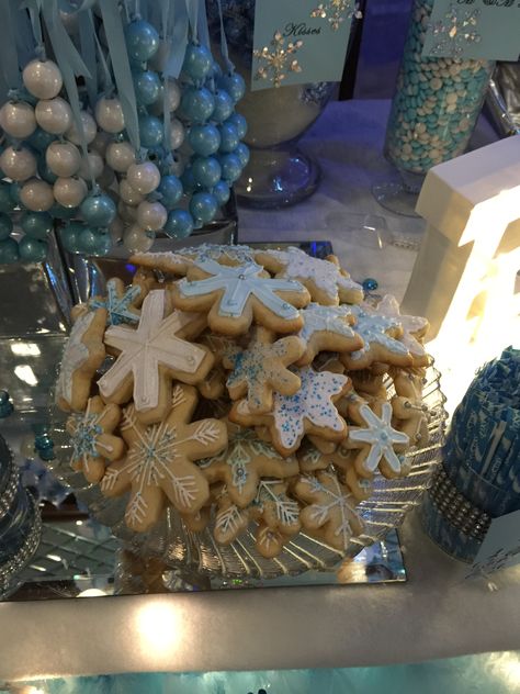 Light Blue And White Sweet 16, Winter Wonderland Cake Table, Winter Wonderland Themed Food, Winter Wonderland 16th Birthday Party, Winter Wonderland Desserts, Bar Centerpieces, Winter Wonderland Dessert Table, Winter Wonderland Cookies, Winter Themed Desserts