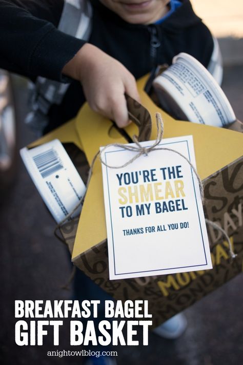 Breakfast Bagel Gift Basket - such a great gift idea for teachers, neighbors and more! With FREE cute printable tags. Einstein Bros Bagels, Catering Display, Breakfast Bagel, School Jobs, Diy Gift Baskets, Staff Appreciation, Donut Shop, Worst Day, Friends Happy