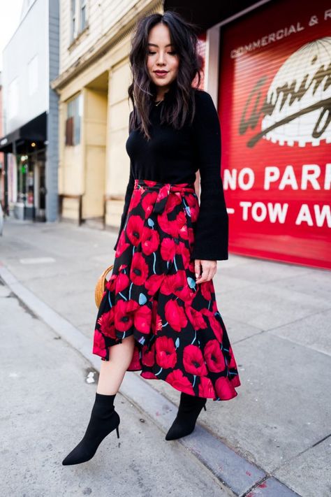 Floral Skirt Floral Skirt Outfits, Black Floral Skirt, New Fashion Clothes, Fancy Dress Outfits, Elegante Y Chic, Blogger Outfits, Satin Midi Skirt, Red Skirts, Casual Skirts