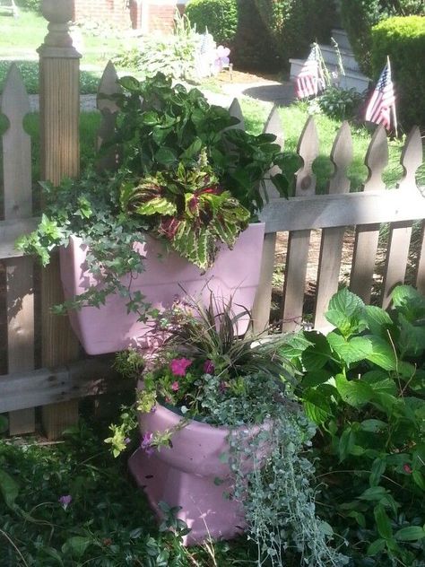 Toilet Garden Planter, Repurposed Toilet, Toilet Planter, Planter Chairs, Driveway Decor, Toilet Garden, Garden Toilet, Old Toilet, Pink Toilet