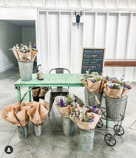 Flower Shop Display, Farmers Market Flowers, Farmers Market Display, Cut Flower Farm, Flower Truck, Flower Cart, Flower Farmer, Flower Bar, Cut Flower Garden