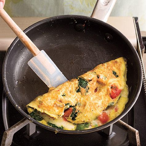 Easy Omelet, Omlet Recipes, How To Cook Brisket, Southern Living Recipes, Telur Dadar, Omelets Recipe, Big Breakfast, Cooking For A Crowd, Nonstick Skillet