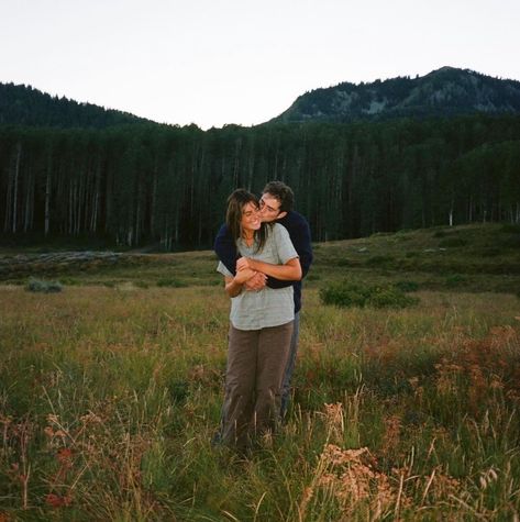 Granola Couple Photoshoot, Granola Couple Aesthetic, Poses With Bf, Outfits For Hiking, Granola Couple, Stylish Hiking Outfit, Outfits Granola, Hiking Date, Cute Hiking Outfits