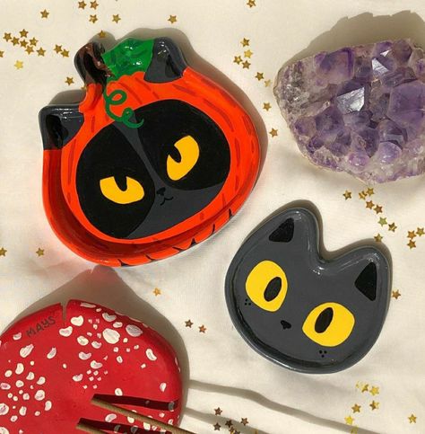 Cat Ashtray Clay, Halloween Trinket Dish, Air Dry Clay Ideas Halloween, Air Dry Clay Dishes, Clay Crafts Halloween, Clay Ideas Halloween, Halloween Air Dry Clay, Halloween Air Dry Clay Ideas, Cat Tattoo Funny