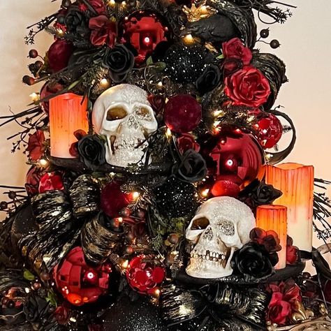 Jeanna Crawford on Instagram: "“Like” if “Boudoir Halloween” is your vibe, too! I channeled Morticia from #Wednesday because nothing says “romance” more than a Christmas tree with red roses, glitter skulls and a crow with a crown.  And yes, with just a few swaps, this could be the most stunning holiday tree come December! A black tree can be timeless, rich, elegant - and wow, does it POP when it’s prettily paired with metallic, like with this black Golden Fleece ribbon you can find now on the Hand Christmas Tree, Black Christmas Decorations, Halloween Christmas Tree, Christmas Tree Inspo, Scary Christmas, Rosé Christmas, Creepy Christmas, Halloween Tree, Red Christmas Tree