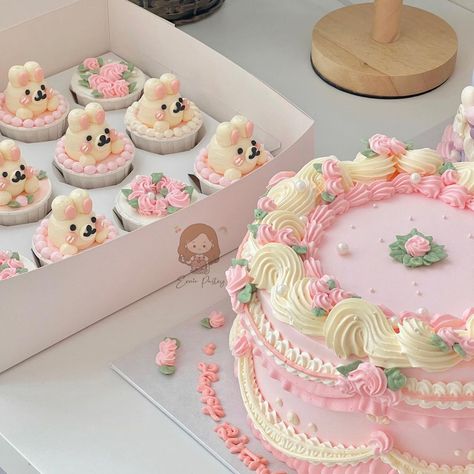 • Bunny & Flower Vintage theme 🐰🌸 ——— Cake x Cupcakes set matching 💗 For more inquiry kindly WhatsApp us at 0183992522 ( no dm / pm in IG… | Instagram post from ♡ 🇲🇾 𝚅𝚒𝚗𝚝𝚊𝚐𝚎 𝙲𝚞𝚜𝚝𝚘𝚖𝚒𝚣𝚎 𝙲𝚊𝚔𝚎 ♡ (@erniepastry) Bunny Flower, Cookie Bakery, Korean Cake, Kitty Cafe, Bunny Cake, Theme Cake, Flower Vintage, Bake Sale, Vintage Theme