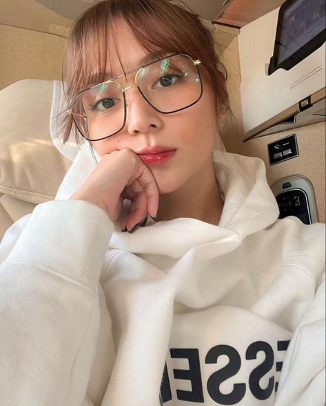 Ang Ganda Mo, Kathryn Bernardo Photoshoot, Rpw Girl, Grp Ports, Kathryn Bernardo, Cute Selfies Poses, Best Friends Photos, Friend Photos, These Girls