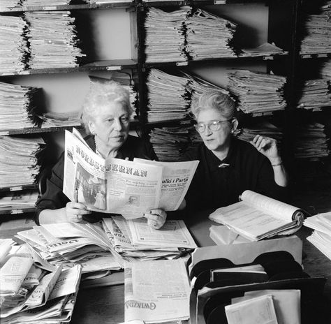 Historical photo of two women in a periodical room at a library, going through old newspapers Ancestry Photos, Paperback Writer, Genealogy Search, Marriage Announcement, Genealogy Resources, Genealogy Free, Historical Newspaper, Newspaper Archives, Family Trees