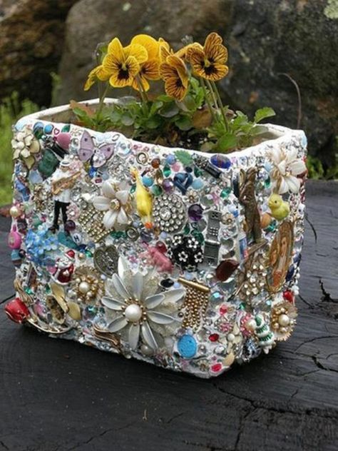 25 Amazingly Creative Ways To Repurpose Vintage Jewelry {Collection Created and Curated by DIYnCrafts Team} Mosaic Planters, Hantverk Diy, Upcycle Garden, Plant Box, Vintage Jewelry Crafts, Mosaic Garden, Mosaic Diy, Mosaic Projects, Old Jewelry