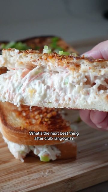 Angie’s Table 🇰🇷🇺🇸 on Instagram: "Is this not the BEST idea????? 🤯 This was seriously SO SO SO SO GOOD!!! It hit all my favorite taste profiles. TAG 🏷️ someone who would love this!! Crab Rangoon Grilled Cheese Sandwich Ingredients: 4oz of whipped cream cheese 3 long strips of imitation crab, chopped ½ tsp soy sauce ½ tsp oyster sauce ½ tsp garlic powder ½ tsp sesame oil 3 green onions, chopped Sweet chili sauce crunchy chili onion Directions: 1. In a bowl, combine cream cheese, chopped imitation crab, soy sauce, oyster sauce, garlic powder, sesame oil, and chopped green onions, Give it a good mix. 2. On 2 slices of bread, add sweet chili sauce to the insides and crab rangoon filling to make a closed sandwich. 3. On your pan, add some avocado oil spritz and grill your sandwiches!. 4. Crab Rangoon Sandwich, Crab Rangoon Grilled Cheese, Crab Rangoon Filling, Chopped Cheese Sandwich, Crab Sandwich, Cream Cheese Sandwiches, Dinner Sandwiches, Crab Rangoon, Sandwich Ingredients