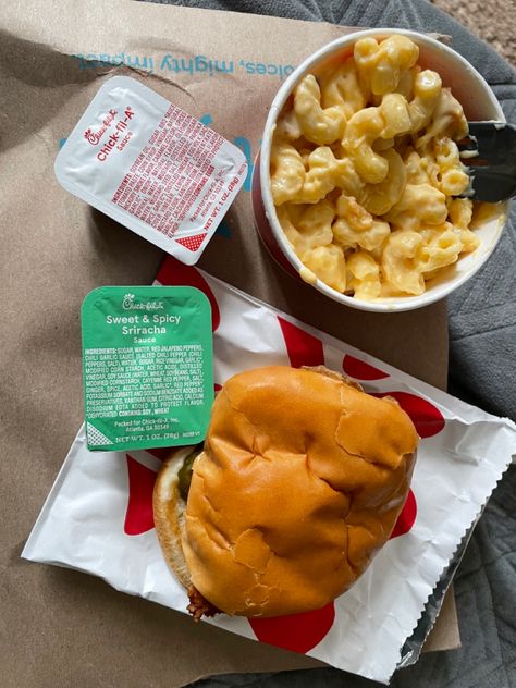 Chick Fil A Spicy Chicken Sandwich, Chick Fil A Mac And Cheese, Chickfila Mac And Cheese, Chick Fil A Mac And Cheese Recipe, Mac And Cheese And Chicken, Chick Fil A Aesthetic, Chick Fil A Chicken Recipe, Chick Fil A Chicken Sandwich, Mac And Cheese Chicken