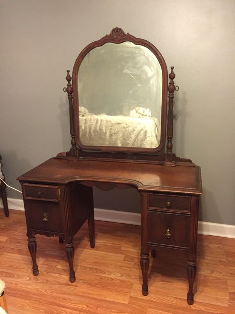 Rachel's Antique Vanity. It appears to be a 1940s Mahogany Vanity. Antique Vanity Bedroom, Old Room Vintage Bedrooms, Makeup Vanity Vintage, Antique Makeup Vanity, Vintage Vanities, Vintage Makeup Desk, 1940s Room, Antique Vanity Desk, Vintage Vanity Desk