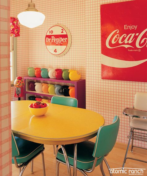 Turn Your Midcentury Dining Room into a Colorful Retro Diner Midcentury Dining Room, Retro Dining Rooms, Casa Retro, Retro Diner, Retro Room, Deco Retro, Retro Interior, Style Deco, Country House Decor