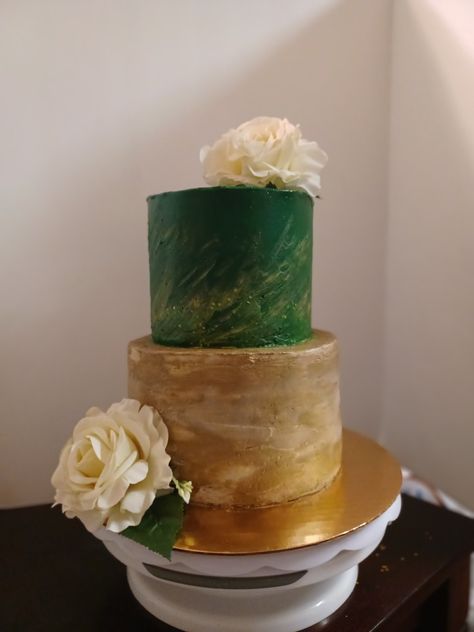 2 Tier Wedding Cake Emerald Green, Green And Gold Sweet 16 Cakes, Quince Cake Green And Gold, Emerald Green And Gold Cake, 3 Tier Green And Gold Cake, Green And Gold Marble Cake, Green And Gold Cake, Gender Reveal Food, Cake With Roses