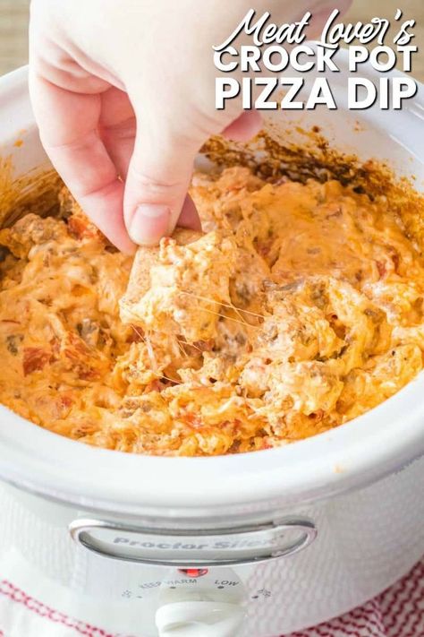 Pizza Crockpot, Crockpot Pizza Dip, Dip Crockpot, Pizza Dip Recipes, Crock Pot Pizza, Bread Booze Bacon, Meat Love, Crockpot Appetizers, Crock Pot Dips