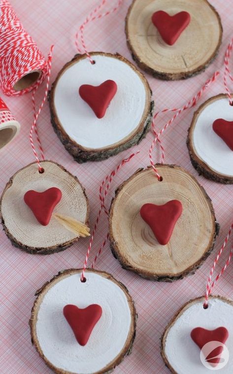 Valentine Wood Crafts, Apple Teacher Gifts, Spider Crafts, Rustic Valentine, Valentine Tree, Diy Valentines Decorations, Wooden Slices, Valentine Projects, Diy Valentines Crafts