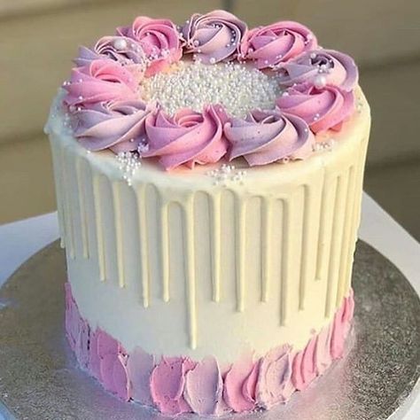 Cake Design on Instagram: “Pink cake💕 #chocolate #chocolatecake #heart #eshgh #naghashi #asheghi #cakedecorating #newyear #new_year #2019 #newcollection2019…” Mini Torte, Simple Cake Designs, Cake Decorating Piping, Creative Cake Decorating, Beautiful Birthday Cakes, Cake Decorating Designs, Pretty Birthday Cakes, Cute Birthday Cakes, Cake Designs Birthday