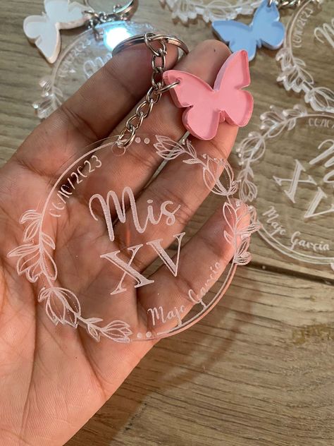 El diámetro es de 2.5”, puede ser ajustado al tamaña deseado. Puede llevar su frase favorita u otros detalles o formas. El precio varia según la cantidad. Personalized Acrylic Keychain, Quinceanera Recuerdos Ideas, Ideas Para Xv Años, Quince Recuerdos Ideas, Ideas Para Xv, Ideas Para 15 Años, Emerald Green Quinceanera Theme, Green Quinceanera Theme, Quinceanera Themes