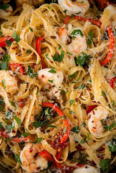 Shrimp Fettuccine with Garlic and Sundried Tomatoes Tomato Pasta With Shrimp, Pasta With Shrimp, Sundried Tomato Pasta, Shrimp Fettuccine, Sundried Tomatoes, Food Texture, Sundried Tomato, Pescatarian Recipes, Cooking 101