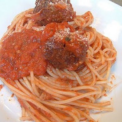 These are incredibly delicious meatballs made with veal, pork and beef. Serve with this homemade marina sauce for a homemade Italian taste. Anne Burrell Meatballs, Meatballs And Sauce, Anne Burrell, Marinara Sauce Recipe, Best Meatballs, Tasty Meatballs, Meatballs Recipe, Cooks Illustrated, Spaghetti And Meatballs