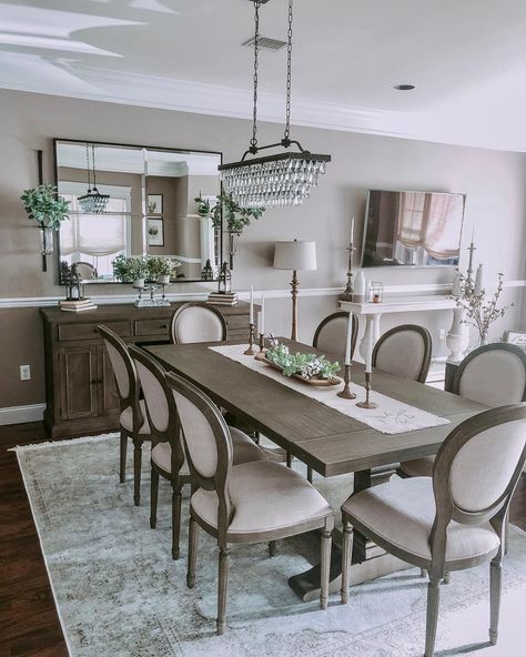 Dining Room Design New Classic, Center Piece Dining Room Table, French Dining Room Ideas, New Classic Dining Room, Modern Country Dining Room, Dinning Room Inspiration, Dinning Room Table Center Piece, Modern Classic Dining Room, Classic Dining Room Design