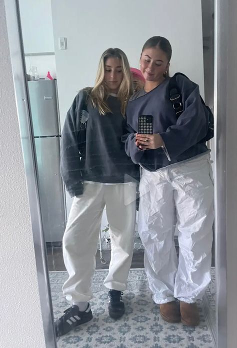 White Sweat Pant Outfit, Outfits With White Joggers, Styling White Parachute Pants, Outfits With White Parachute Pants, White Parashoot Pants Outfit, Styling White Sweatpants, White Sweat Pants Outfits Winter, Garage Parachute Pants, Parashut Pants Outfit Winter