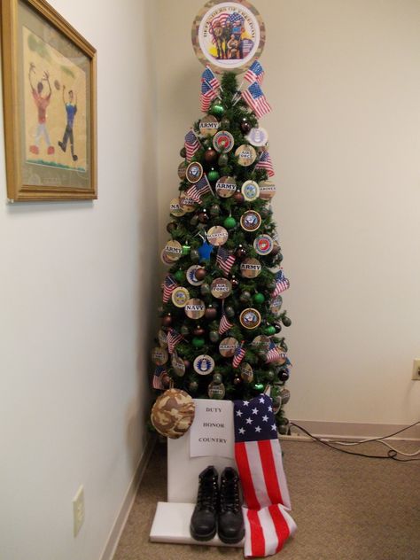 In honor of our Military men and women 2014 Memorial Tree Ideas, Alabama Christmas Tree, Patriotic Christmas Decorations, Themed Christmas Trees, Patriotic Tree, Patriotic Christmas Tree, Alabama Christmas, Military Christmas, Christmas Decorations Outdoor