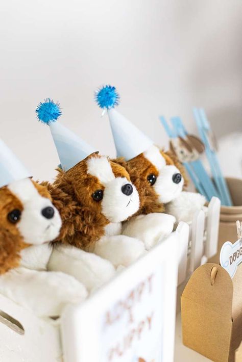 Golden Retriever Birthday Party, Dog Party Ideas, Dog Adoption Party, Dog Birthday Party Ideas, Puppy Dog Birthday Party, Puppy Party Decorations, Puppy Pawty, Adopt A Puppy, Puppy Decor