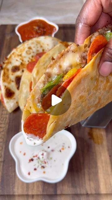 Desha Jordan on Instagram: "Pizza Tacos!! Inspired by: @cooknwitjay #tasty #foodie #reels #toptags #foodlover #mealsbydesha #pizza #tacos #bigback #snack #explore #easyrecipe #dinnerideas #goodeats" Tacos Videos, Pizza Taco, Pizza Tacos, Big Appetite, Taco Pizza, Main Meals, Mexican Food, Quick Easy Meals, Seafood Recipes