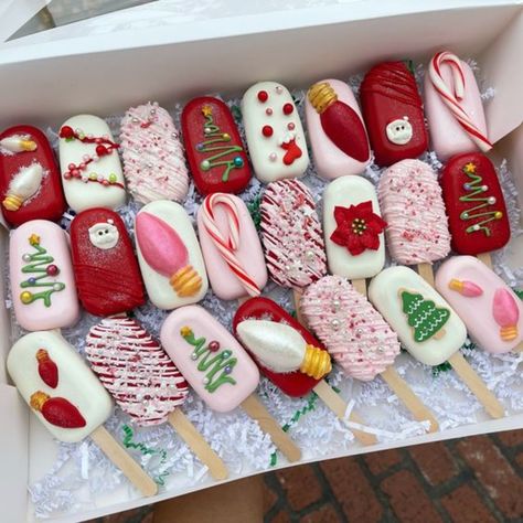 Christmas Dessert Boxes Ideas, Christmas Cakecicles Ideas, Mardi Gras Cakesicles, Christmas Chocolate Molds, Christmas Cake Sicles, Cakesicle Christmas, Vampire Cake Pops, Xmas Cakesicles, Cakescicles Recipes