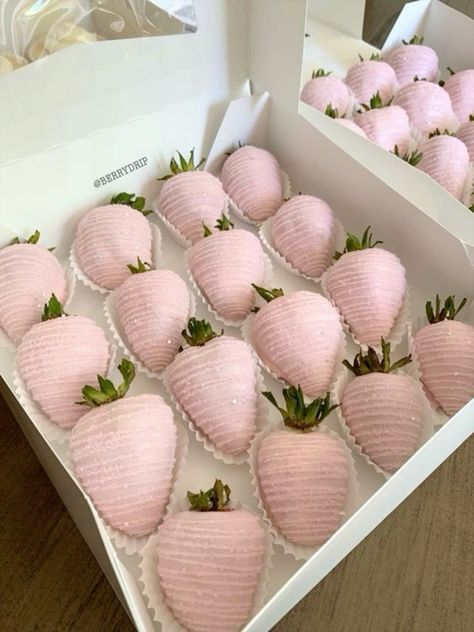 Pink Chocolate Covered Strawberries Aesthetic, Strawberry Coverd Chocolate, Pink Covered Strawberries Ideas, Strawberry Cover Chocolate, Strawberrys With Chocolate Aesthetic, 18th Birthday Chocolate Strawberries, Light Pink Chocolate Covered Strawberries, Strawberry Chocolate Covered Strawberries, Cute Chocolate Covered Strawberry Ideas