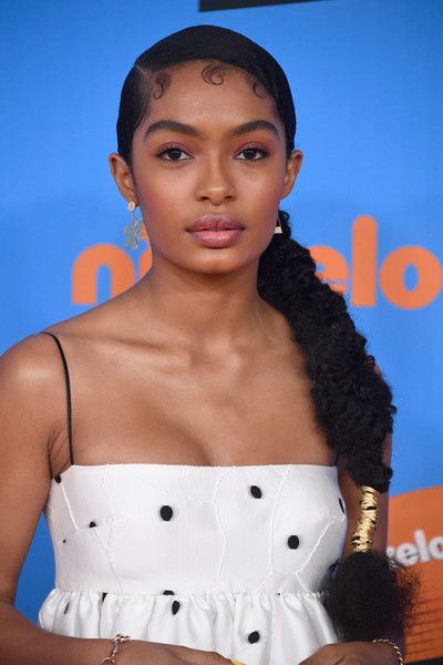 Goddess Braid Styles, Long Hair Trends, Yara Shahidi, Side Braid Hairstyles, Long Box Braids, Pelo Afro, Long Gray Hair, Hair Laid, Side Braid