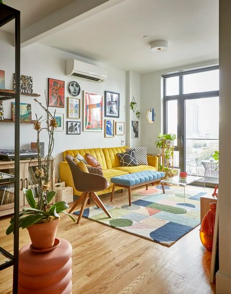 Modern Memphis Interior, Eclectic Post Modern Decor, Mid Century Small Apartment, Small Apartment Mid Century Modern, Small Mid Century Living Room, Midcentury Modern Small Apartment, Mid Century Modern Small Apartment, Small Colorful Living Room, Mid Century Studio Apartment