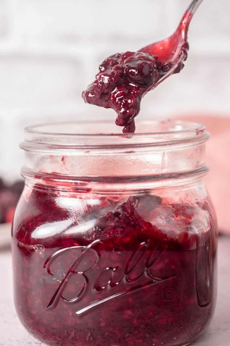 This easy berry compote can be made with fresh or frozen berries and is a great topping for pancakes, cheesecake, ice cream and many other desserts! Comes together in just 30 minutes. Frozen Berry Sauce, Topping For Pancakes, Mixed Berry Compote, Berry Sauce, Berry Compote, Cheesecake Ice Cream, Frozen Berries, Mixed Berries, Summer Recipes