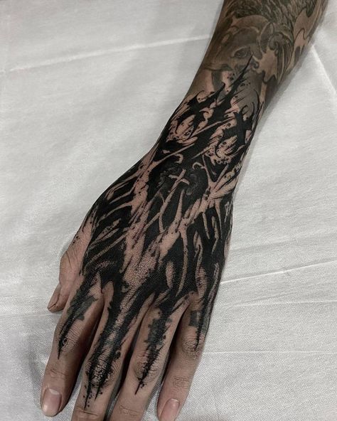 Emo Hand Tattoos, Hand Tattoos Black, Dark Hand Tattoos, Goth Hand Tattoos, Gothic Hand Tattoo, Tattoo Main, Bleach Tattoo, Full Hand Tattoo, Feminine Skull Tattoos