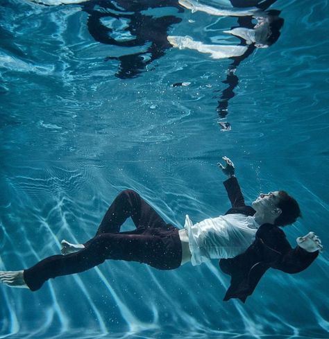 Underwater Portrait, Underwater Painting, Male Pose Reference, Water Aesthetic, Water Photography, Human Poses Reference, Male Photography, Pose Ref, Human Poses