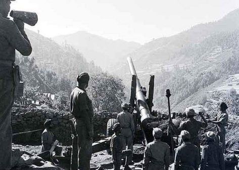 Indian Army Gunners firing a BL 5.5" medium field gun during the 1965 Indo-Pak war. The BL 5.5 inch Gun was a British artillery gun introduced during the middle of the WW-2 to equip medium batteries and was used to equip every Indian battery during wars against Pakistan. Kargil Warriors, Flood In Pakistan, Damaged Tanks, Indian Defence, India Facts, India And Pakistan, Indian Army, November 23, News India