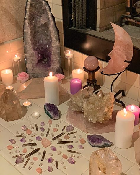 My Moon Sign, Crystal Room, Crystal Vibes, Crystal Altar, Inspiration Tattoos, Crystal Aesthetic, Spiritual Crystals, Witchy Decor, Crystal Healing Stones