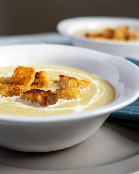 Cream Of Artichoke Soup, Canned Artichokes, Garlic Croutons, Artichoke Soup, Parmesan Soup, Veggie Recipe, Leftovers Soup, Artichoke Recipes, Creamy Soup