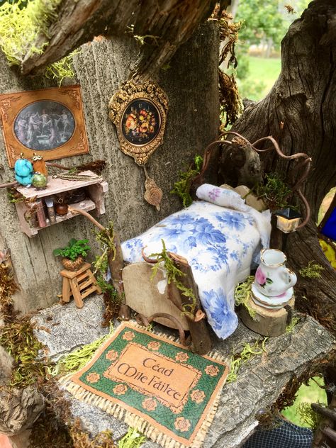 Fairy Stuff Aesthetic, The Borrowers Aesthetic, Fairy House Interior, Casa Do Hobbit, Mini Fairy House, Tiny Fairy Garden, Fairy School, Miniature Fairy House, Fairies And Elves