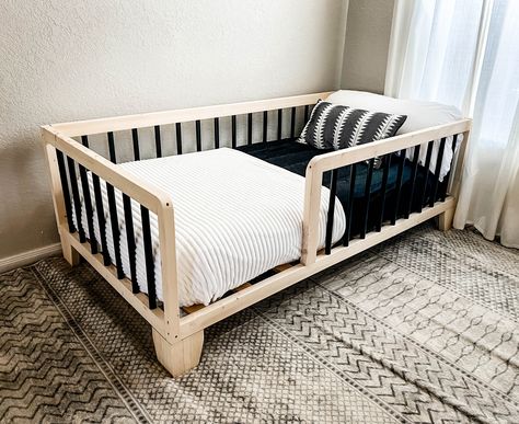 Black Montessori Floor Bed with Rails Made in USA Painted - Etsy Portugal Toddler Bed Diy, Toddler Bed Ideas, Floor Bed With Rails, Toddler Twin Bed, Cool Toddler Beds, Twin Floor Bed, Diy Toddler Bed, Montessori Floor Bed, Kids Rooms Inspo