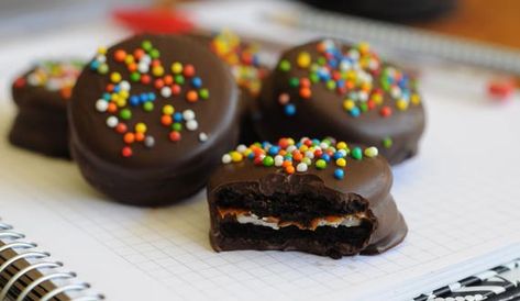 Alfajores de Galletas Oreo con Mostacillas Dulce Candy, Chilean Recipes, Chocolate Ideas, Oreo Pops, Chocolate Covered, Oreo, Pastry, Candy, Paris