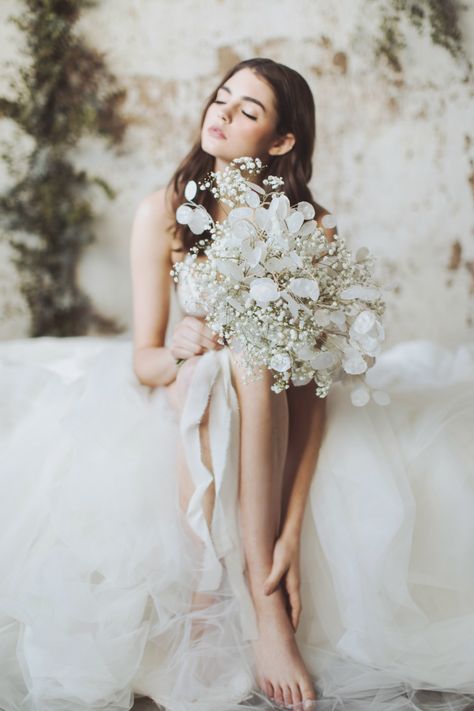 Foto Glamour, Wedding Flower Inspiration, Bridal Session, A Wedding Dress, Bridal Shoot, Bridal Photography, Bridal Photos, Bouquet Of Flowers, Foto Inspiration