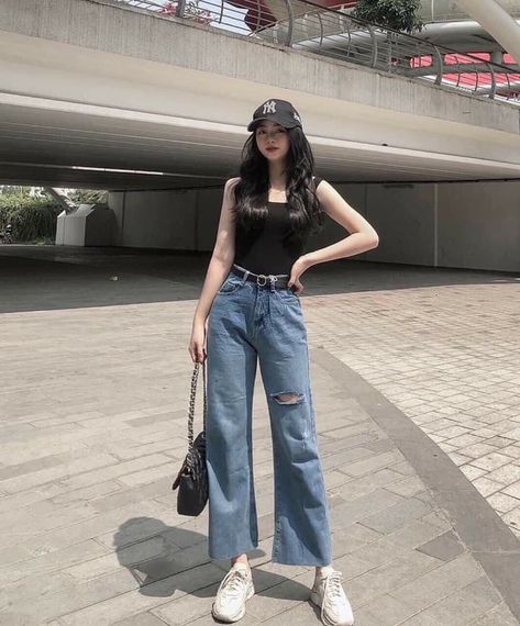 Aesthetic Korean Outfits Jeans, Spring Warm Outfits, Tokyo Outfits Summer, Jeans Outfit Korean, Pakaian Feminin, Korean Casual Outfits, Casual Day Outfits, Korean Fashion Women, Mode Kpop