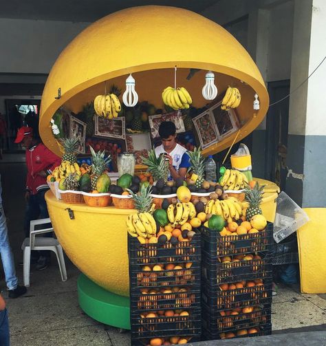 Mobile Fruit Stand, Unique Fruit Display, Juice Stand Ideas, Fruit Stand Aesthetic, Juice Cart, Fruit Cart, Fruit Presentation, Juice Stand, Gerobak Dorong