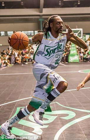 Snoop Dogg with Nick Cannon and The Game at BET celebrity basketball game | Daily Mail Online Nick Cannon 90s, Snoop Dogg 90s, 90s Rappers, America's Most Wanted, Ropa Hip Hop, Basketball Highlights, Nick Cannon, Hoop Dreams, In The Zone